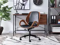 Fotel biurowy GINA drewnieny ORZECH - CZARNA SKÓRA ANTIC - w aranżacji z biurkiem VIGO oraz regałem HARPER