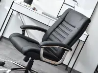 Fotel biurowy skórzany DRAG czarny - komfortowe siedzisko