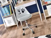 Nowoczesne krzesło do biurka dla dzieci FOOT biało szare w aranżacji z zestawem DALEN