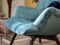 Welurowy fotel uszak FLORI MORSKI NA NOGACH ORZECH  - komfortowa bryła