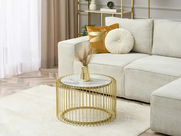 Złoty stolik kawowy z marmurowym blatem - design z charakterem