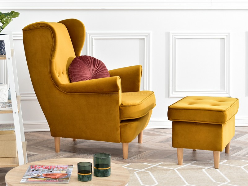 fotel i podnóżek Malmo w miodowym kolorze