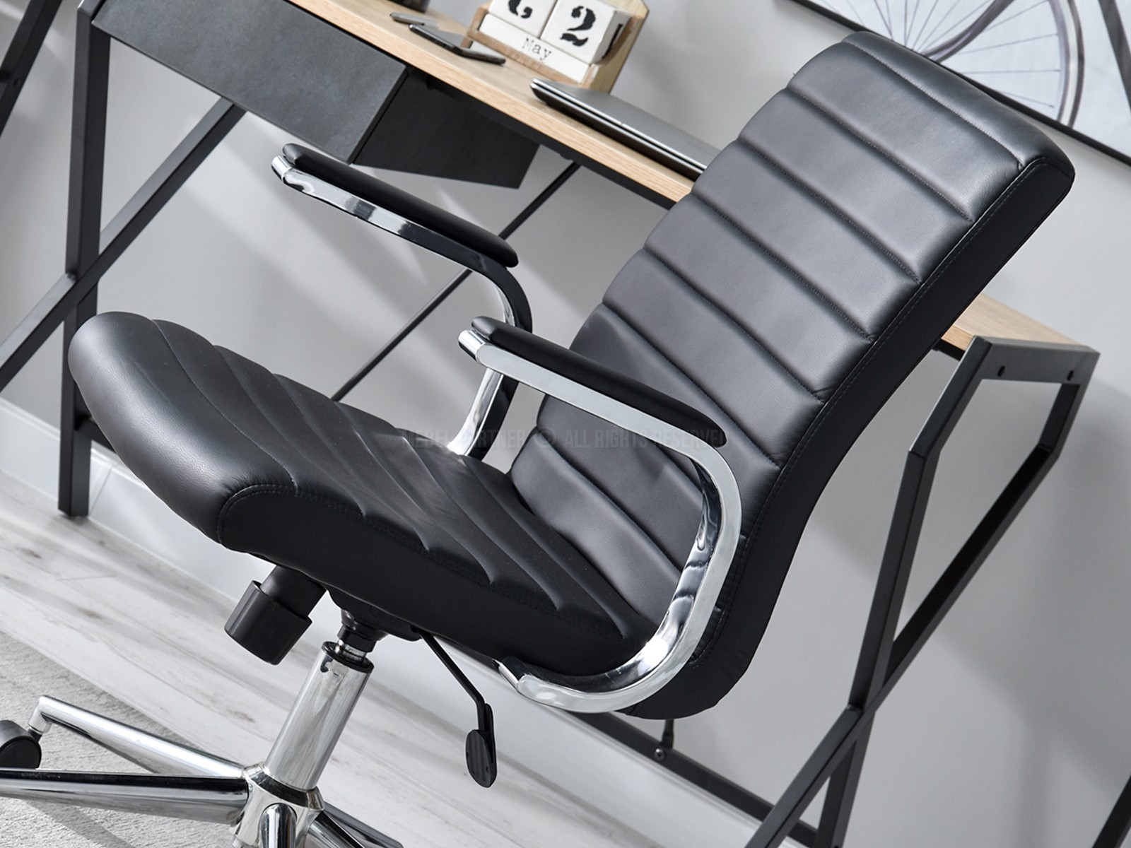 Fotel biurowy skórzany CRUZ czarny w aranżacji z regałami TOWER i biurkiem DESIGNO