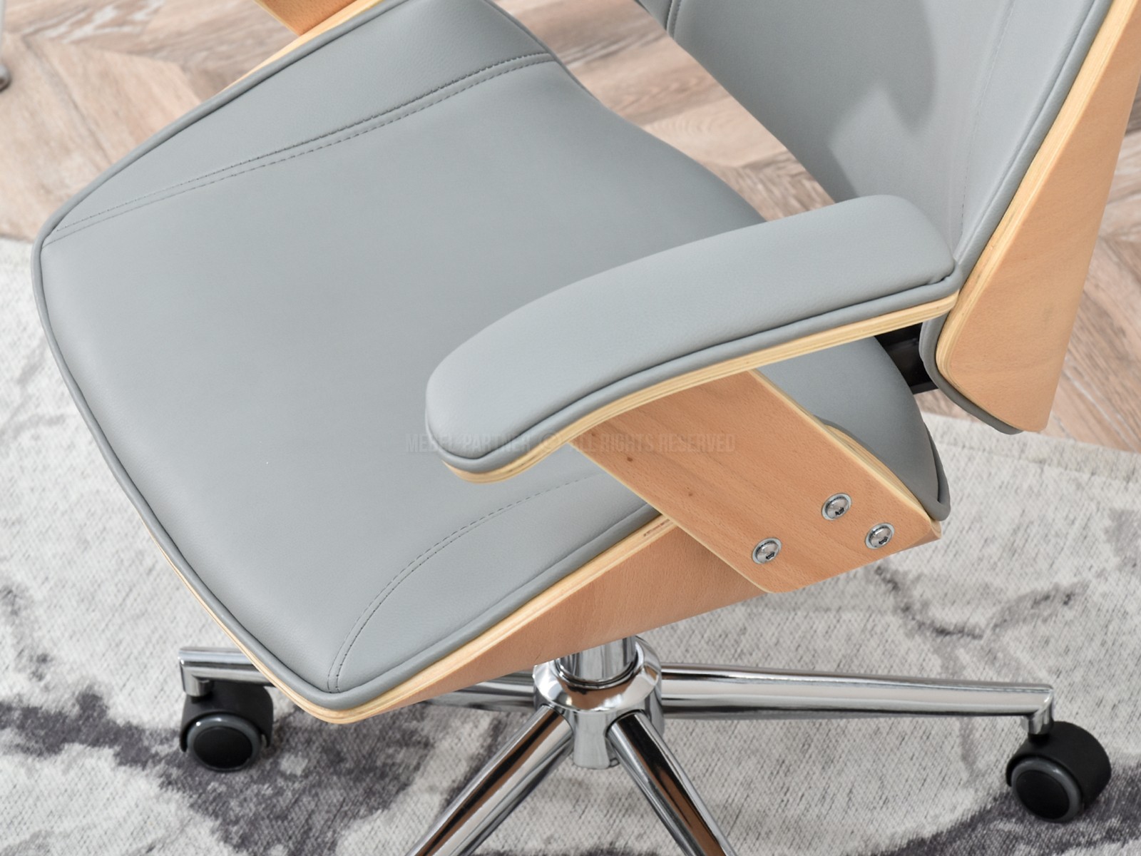 Ekskluzywny fotel biurowy drewniany dla prezesa FRANK bukowo szary - stylowe podłokietniki