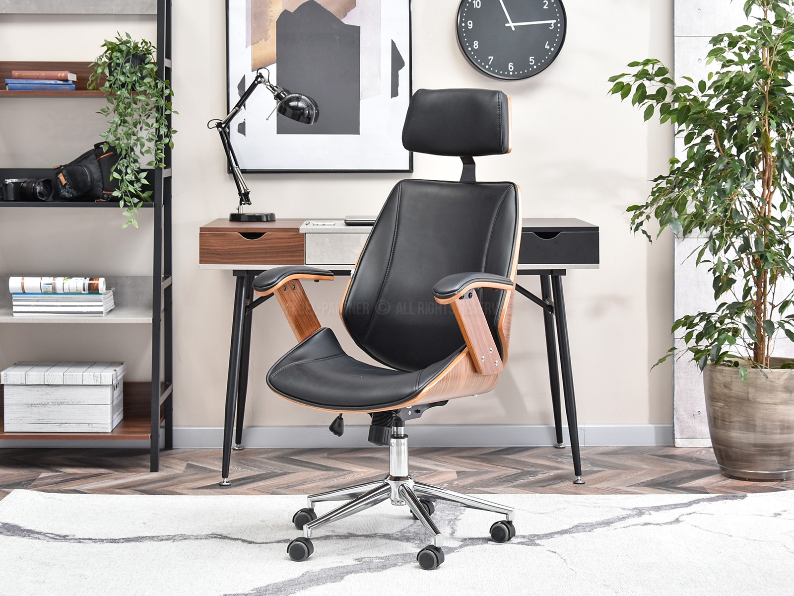 Ekskluzywny fotel biurowy drewniany FRANK orzechowo czarny - wygląd przodu.