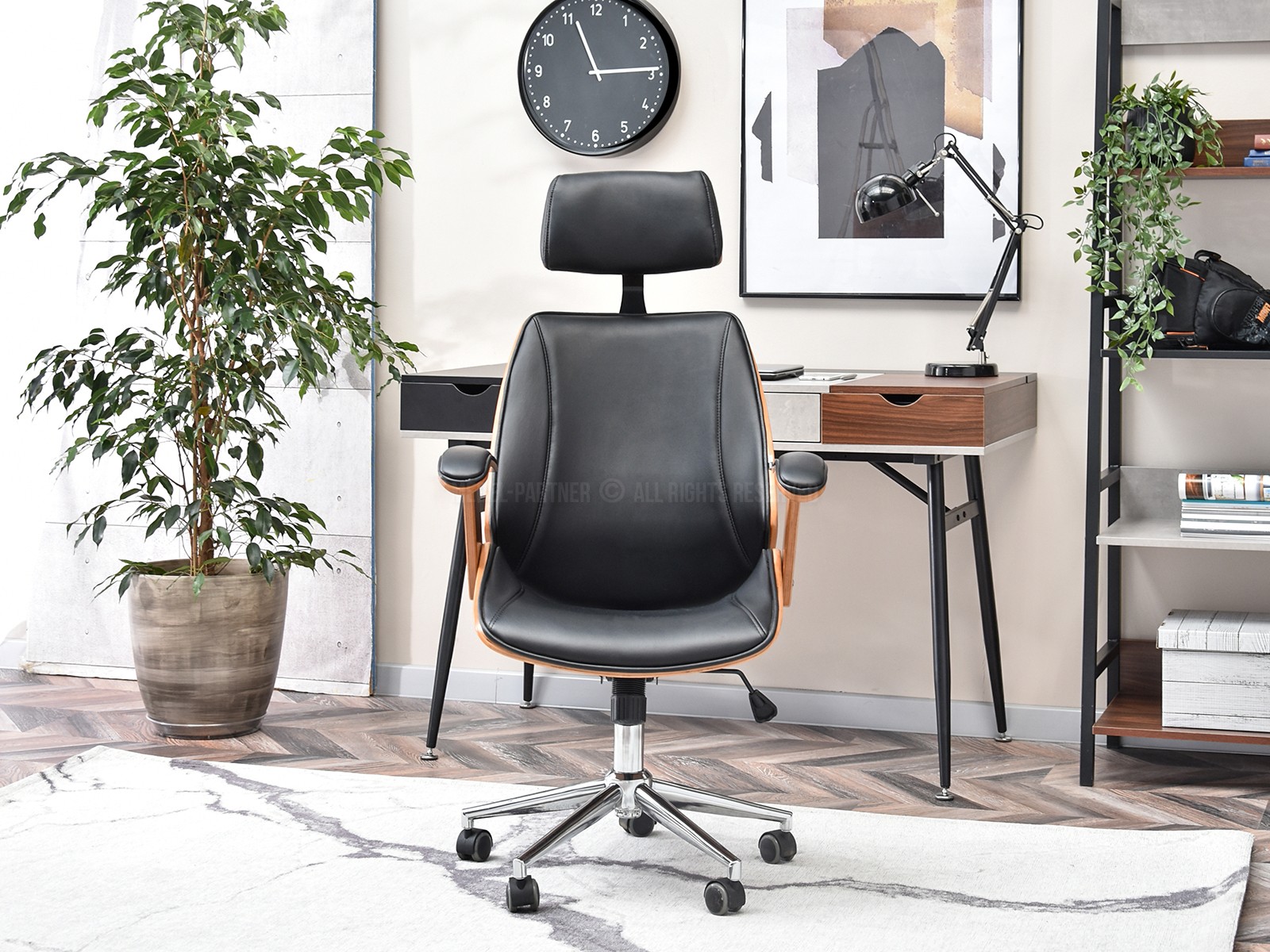 Ekskluzywny fotel biurowy drewniany FRANK orzechowo czarny - wygląd tyłu.