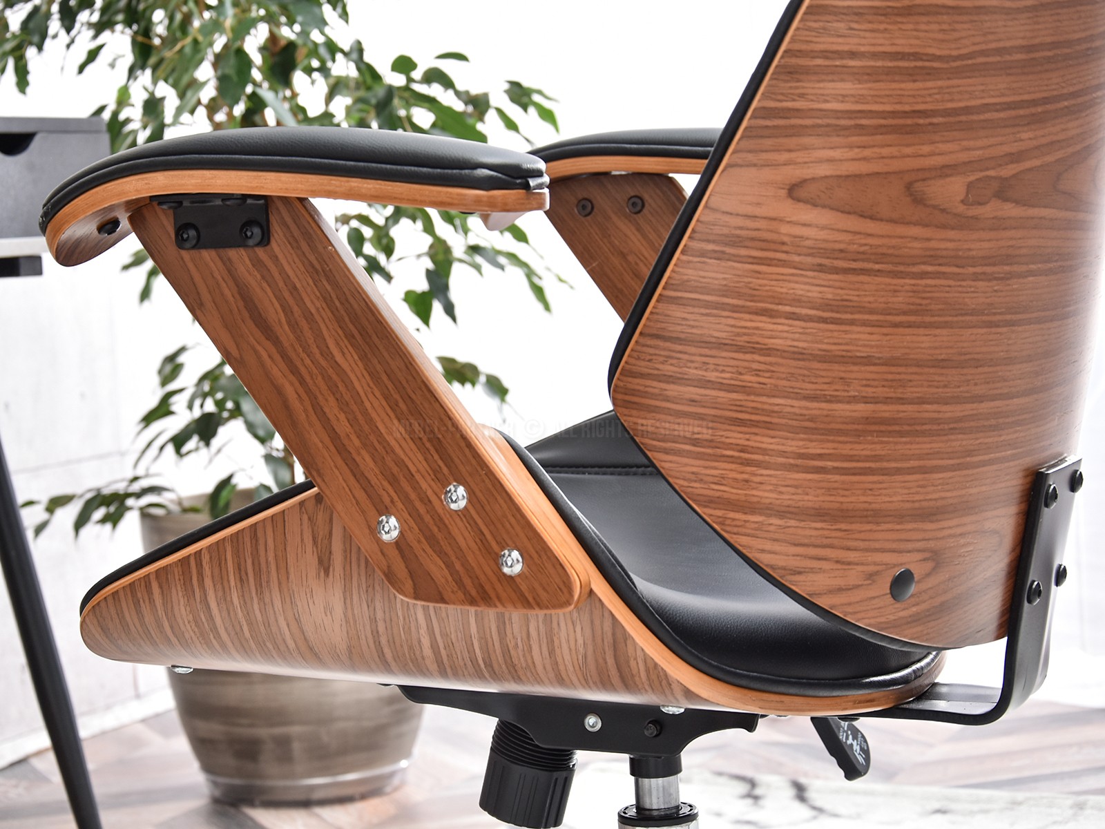 Fotel biurowy drewniany dla prezesa FRANK orzechowo czarny - charakterystyczne detale