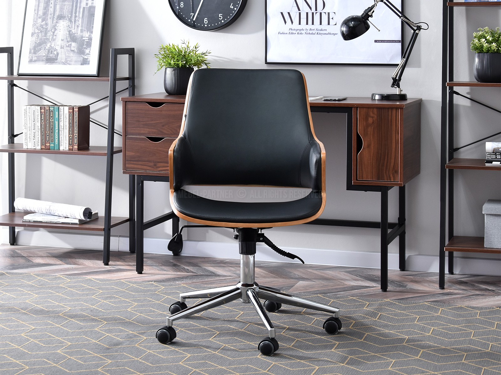 Drewniany fotel biurowy z ekoskóry OSKAR orzechowo czarny - w aranżacji z biurkiem LOFT i regałami JENS