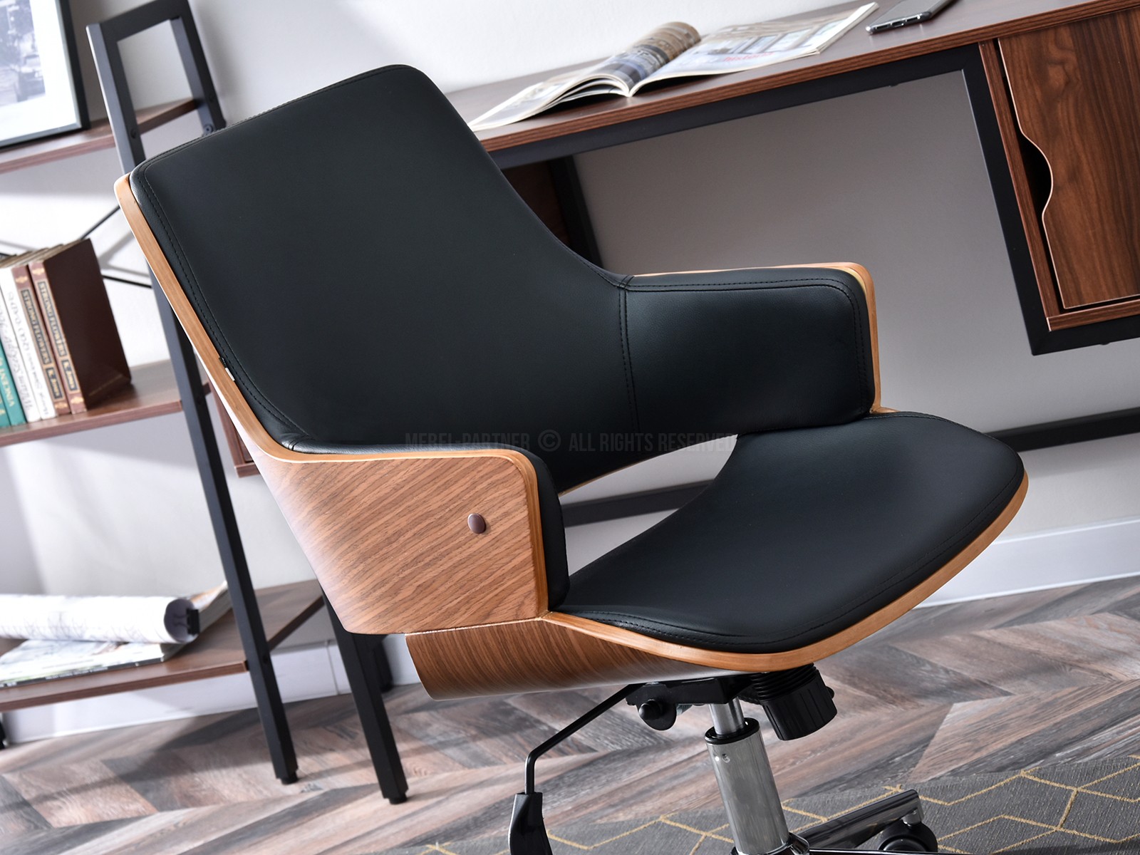 Drewniany fotel biurowy z ekoskóry OSKAR orzechowo czarny - komfortowe siedzisko
