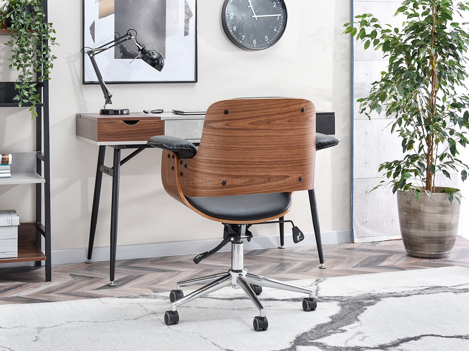 Stylowy fotel biurowy obrotowy z drewna i skóry DUCK orzech - w aranżacji z regałem BERG i biurkiem BODEN