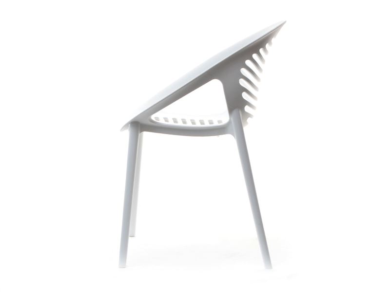 Nowoczesne krzesło ażurowe z tworzywa BORIA białe - w aranżacji z ławą ALBA