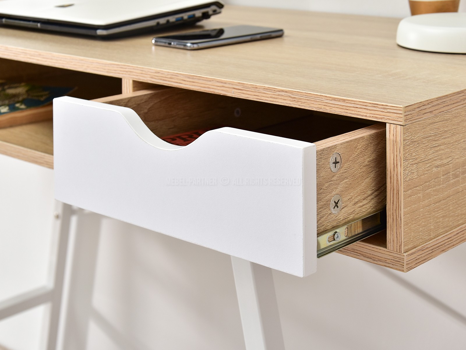 Nowoczesne biurko pod komputer GAVLE biale-sonoma - wysokojakościowe materiały