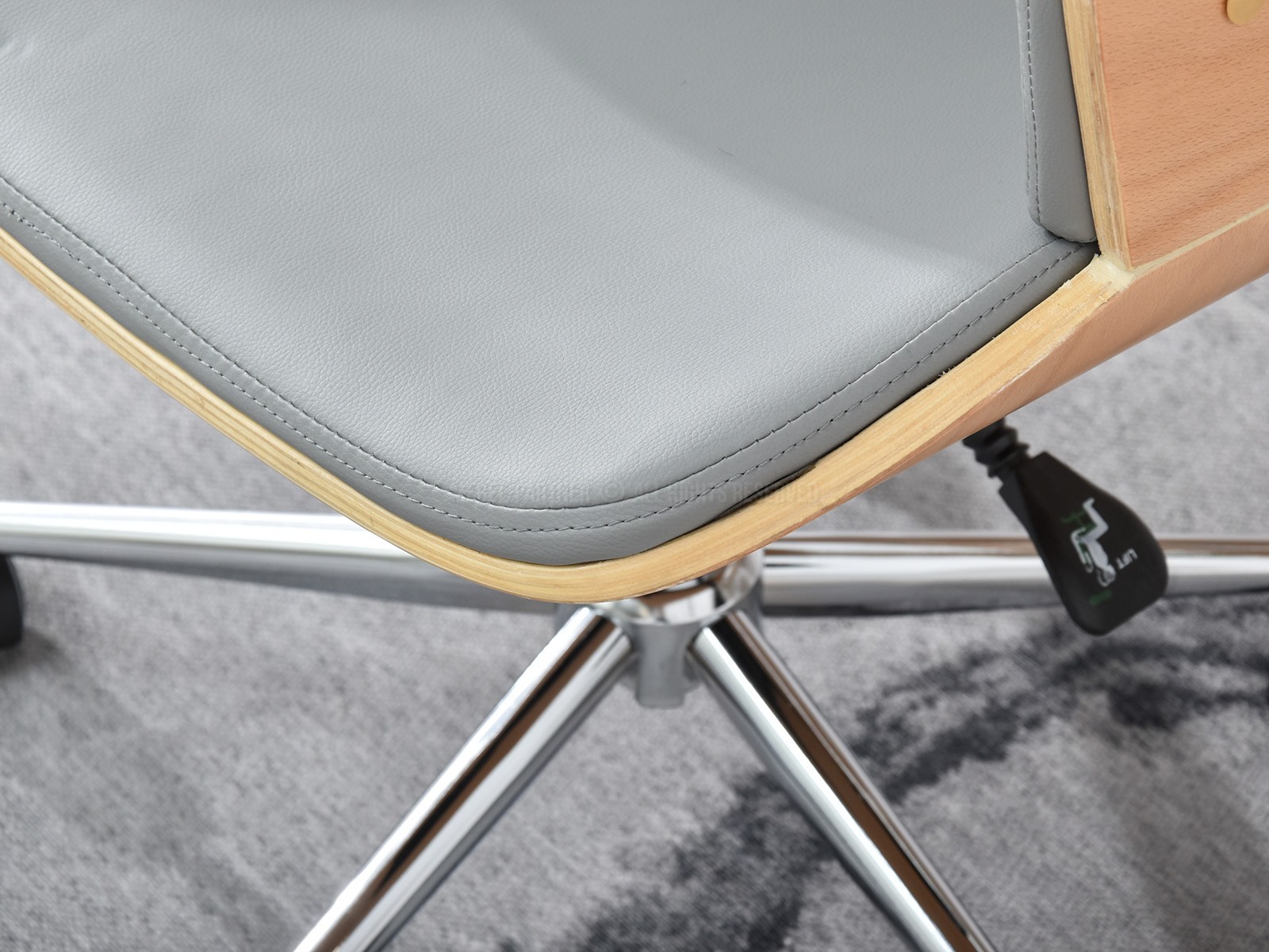Szykowny fotel biurowy, drewniany, OSKAR  buk - szary - charakterystyczne detale
