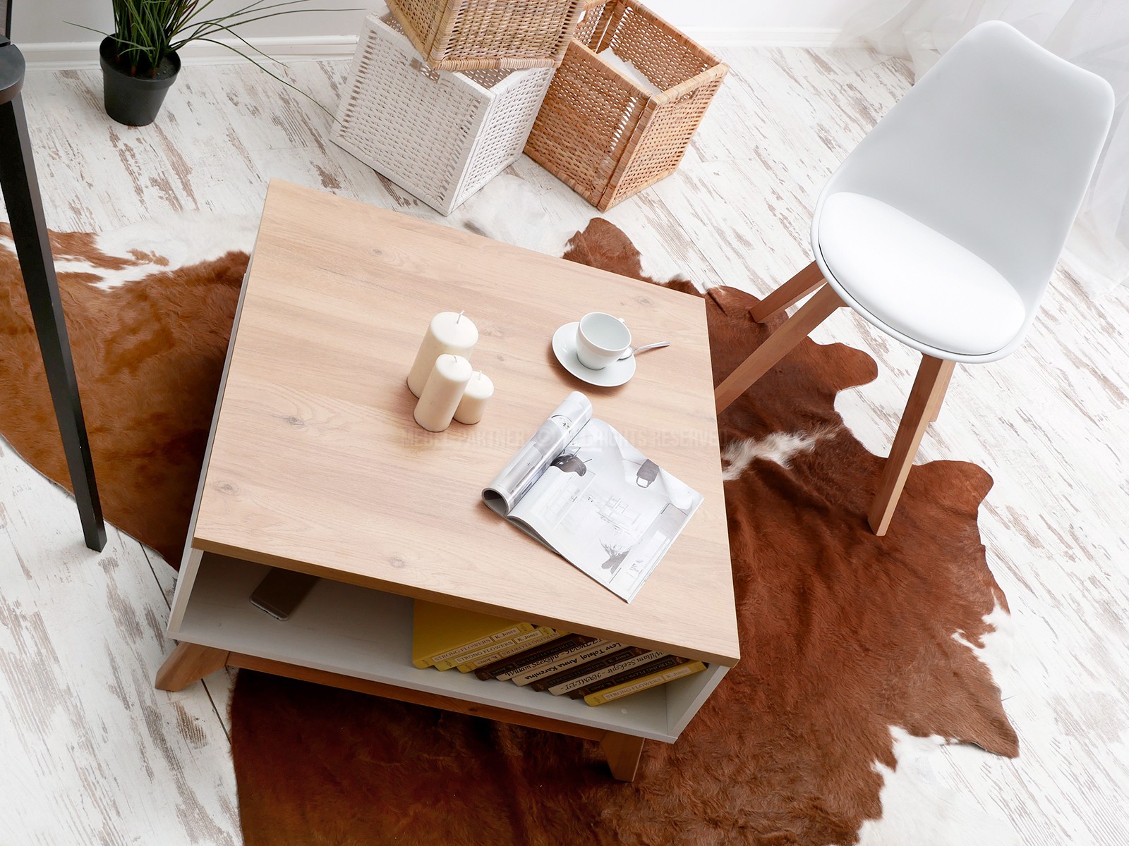 Biały stolik kawowy z półką do pokoju BJORG BG10 - drewniana podstawa