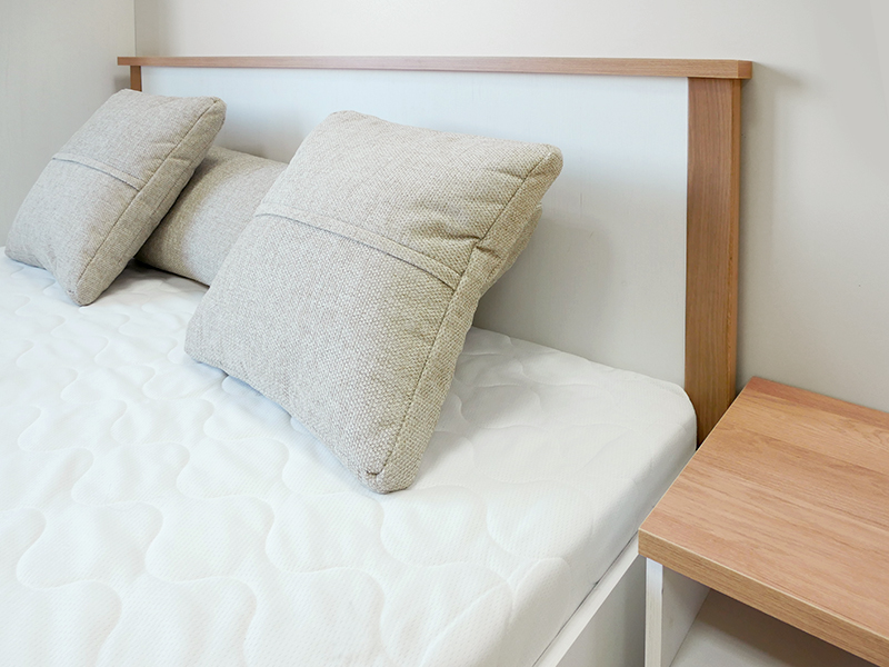 Białe łóżko 160X200  w skandynawskim stylu BG13 - drewniane detale