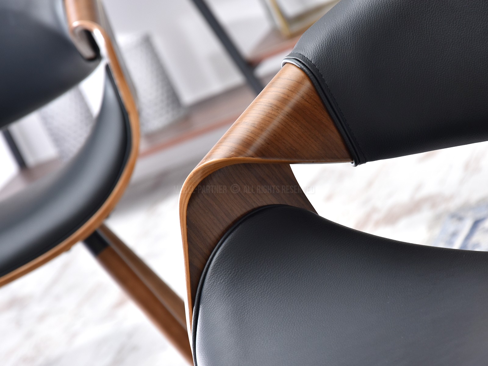 Krzesło vintage ze skóry ekologicznej BENT orzech-czarny - przód