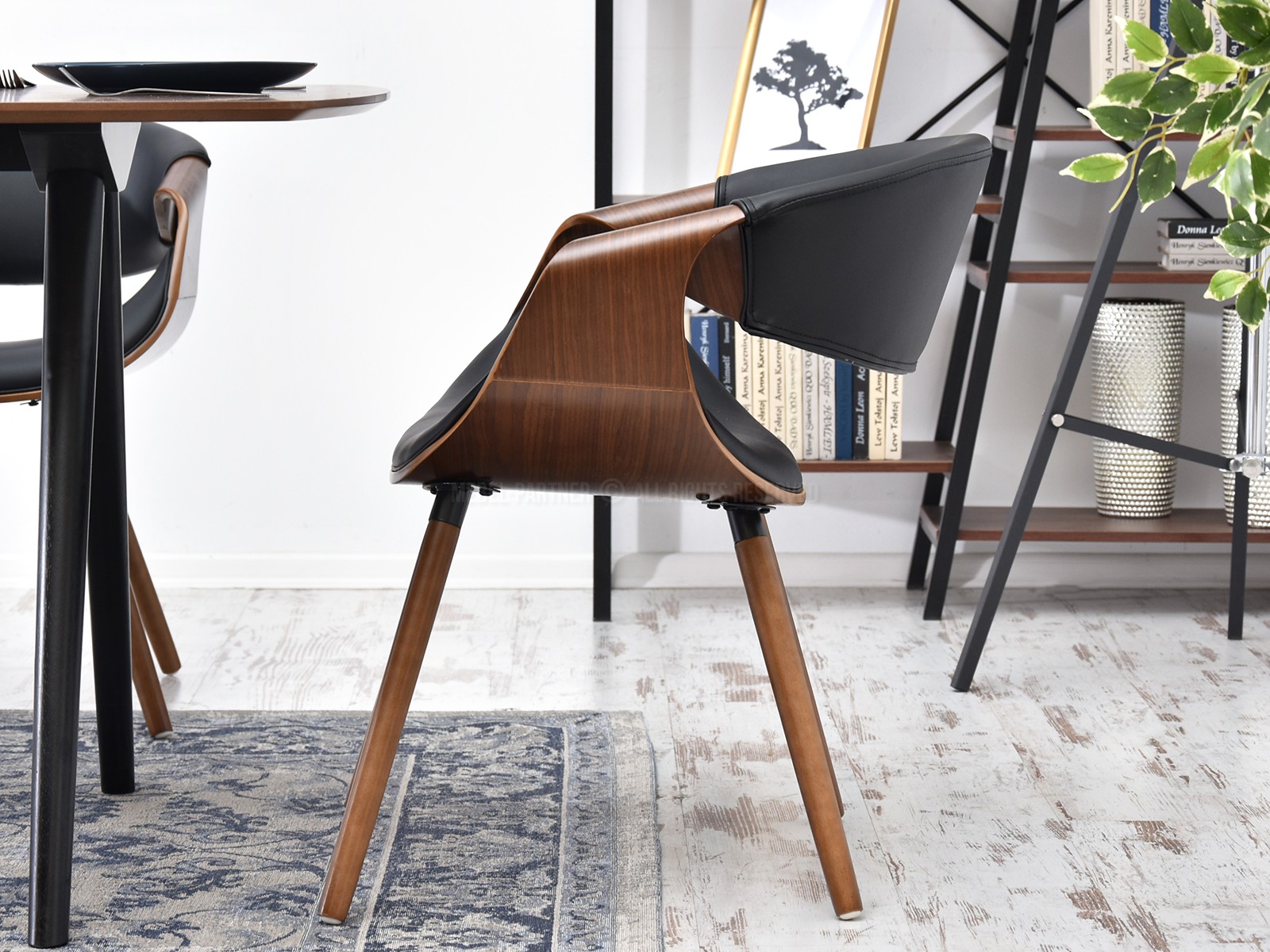 Krzesło vintage ze skóry ekologicznej BENT orzech-czarny - charakterystyczne detale