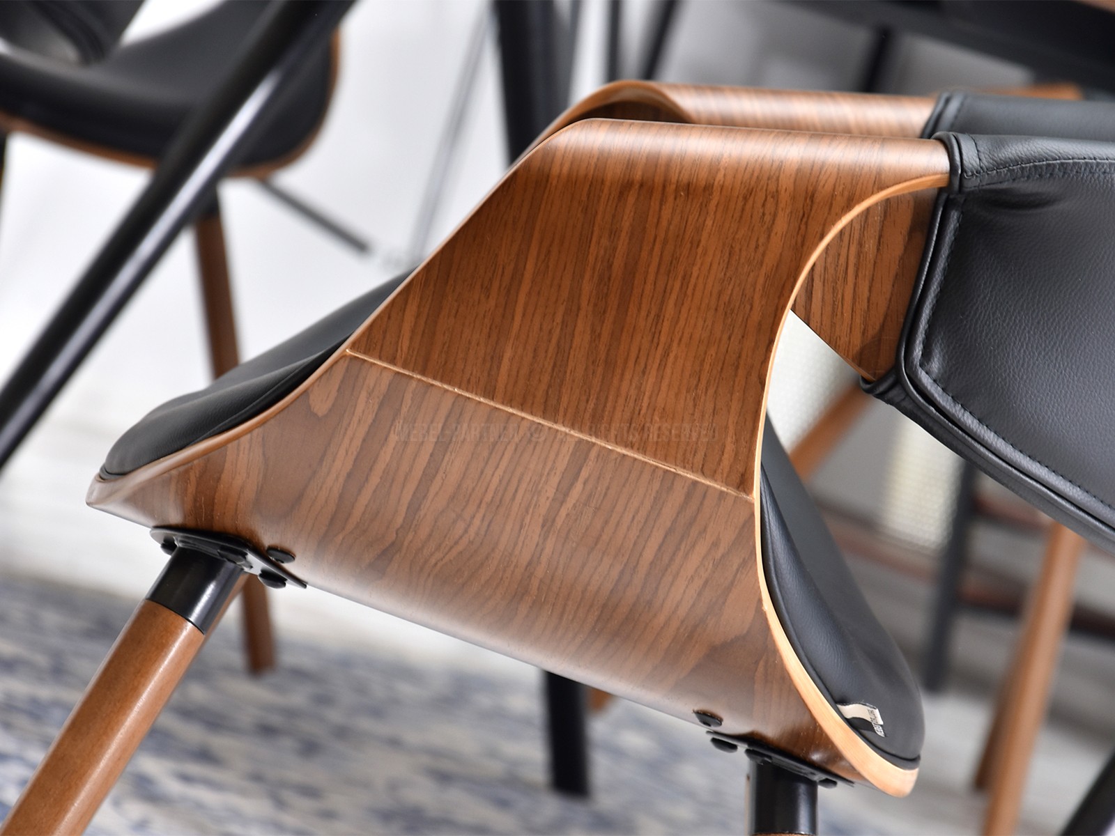 Krzesło vintage ze skóry ekologicznej BENT orzech-czarny - charakterystyczne detale