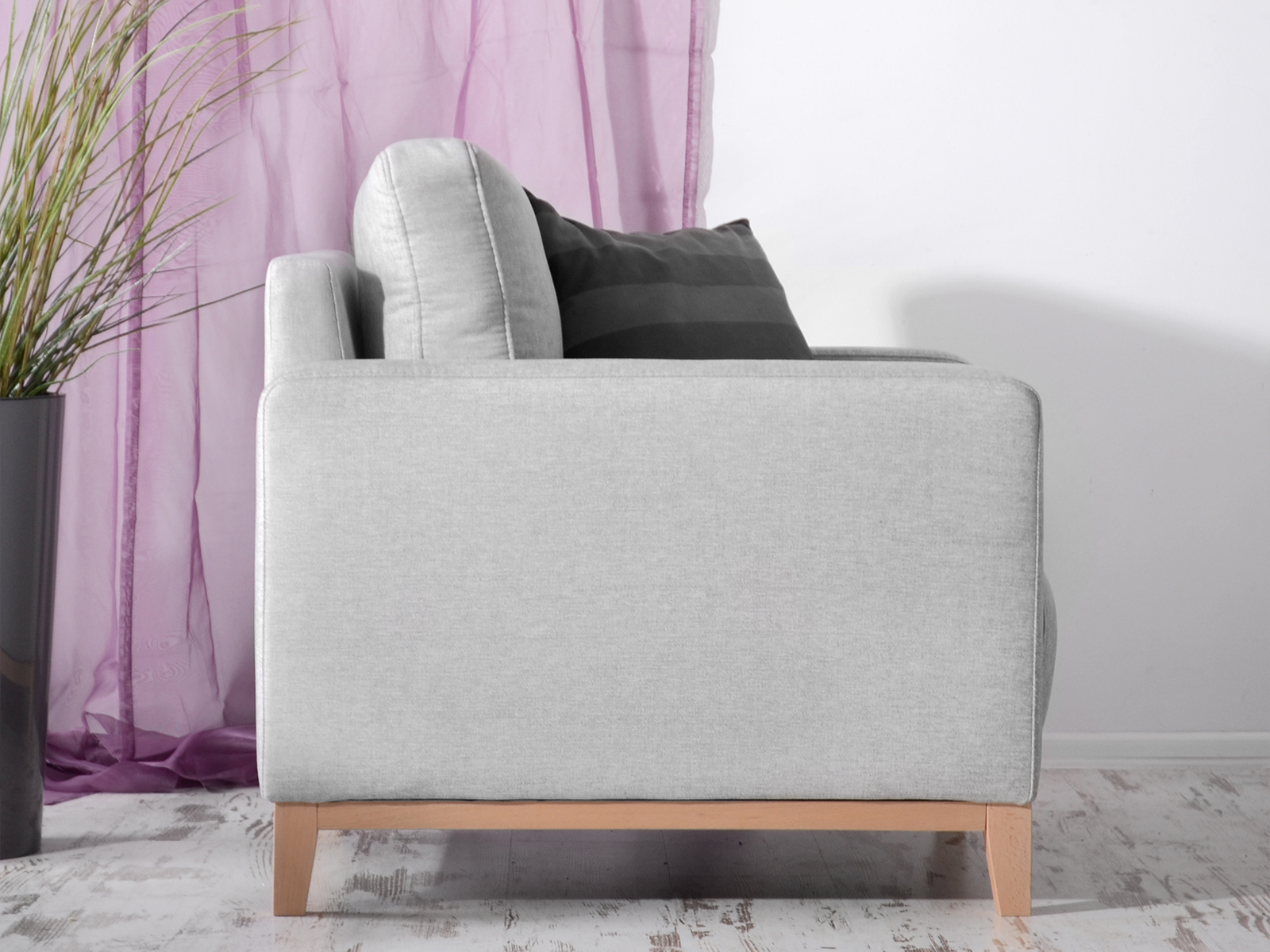 Designerski szary fotel z drewnianymi nogami STOCKHOLM - komfortowe podłokietniki