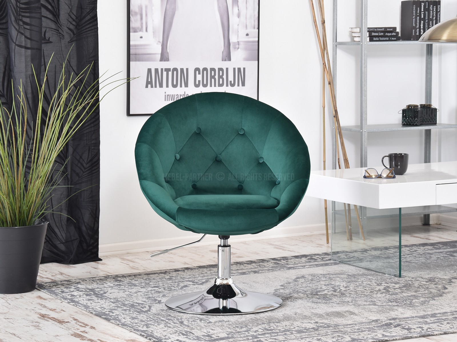 Designerski fotel obrotowy z tkaniny velvet LOUNGE zielony - zbliżenie na doprowacowane szycie