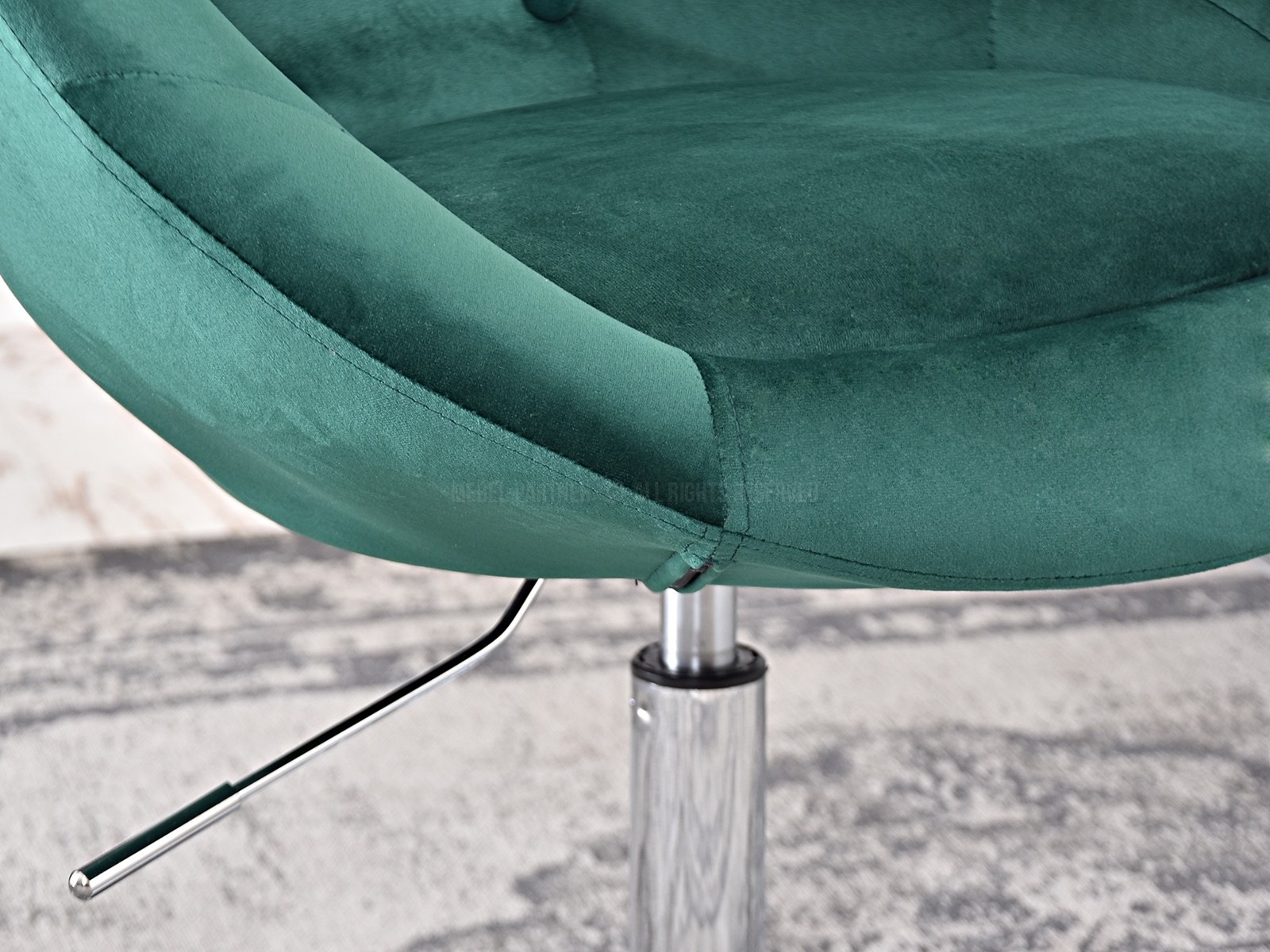 Designerski fotel obrotowy z tkaniny velvet LOUNGE zielony - w aranżacji ze stolikiem kawowym ANGRI
