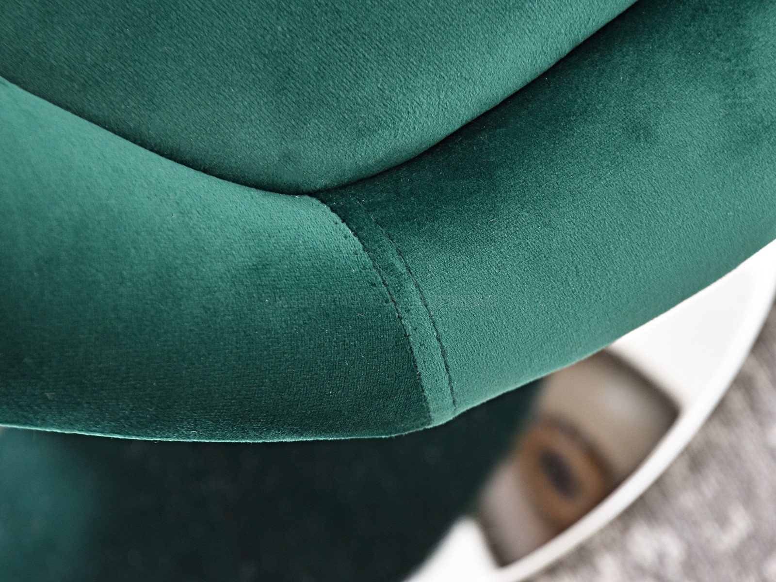 Designerski fotel obrotowy z tkaniny velvet LOUNGE zielony - detal chromowanej podstawy