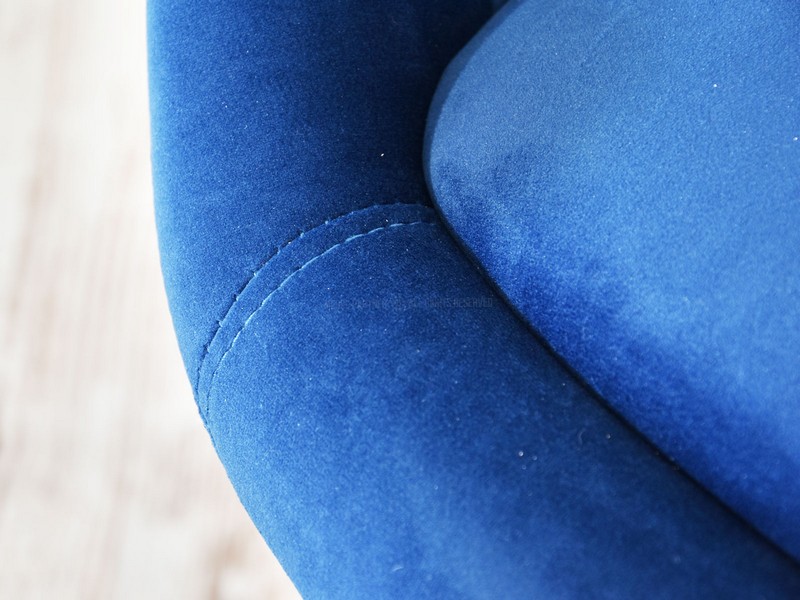 Designerski fotel z regulacją LOUNGE 4 niebieski - w aranżacji z konsolą CRISTAL