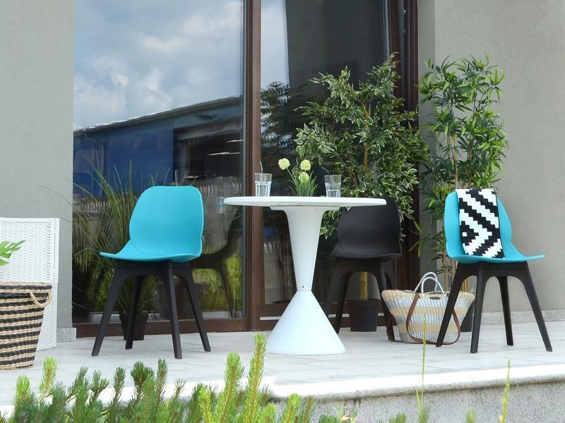 Plastikowe krzesło na taras LEAF DSX turkusowe - wygląd przodu.