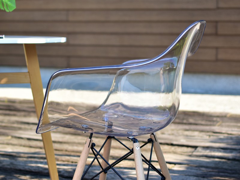 Krzesło na taras z tworzywa MPA WOOD TRANSPARENTNE - w aranżacji ze stołem CROSS