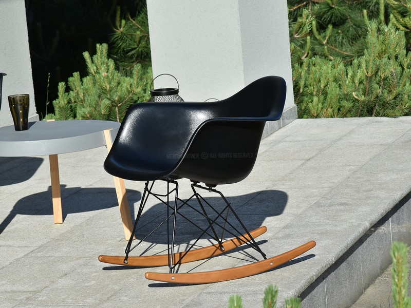 Krzesło bujane inspirowane MPA ROC CZARNE - wygląd tyłu.