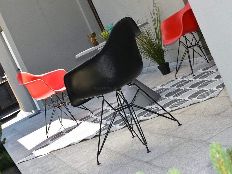 Krzesło eames z plastiku do ogrodu MPA ROD czarne - wygląd boku.