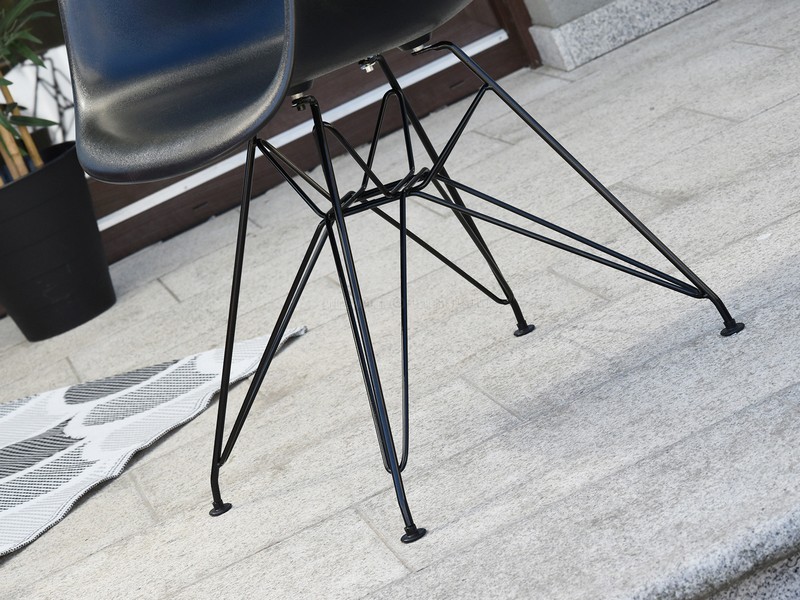Krzesło eames z plastiku do ogrodu MPA ROD czarne - wygląd tyłu.