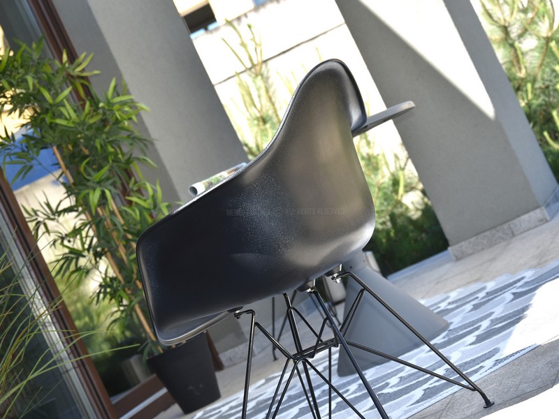 Krzesło eames z plastiku do ogrodu MPA ROD czarne - widok szczegółowy na shell.