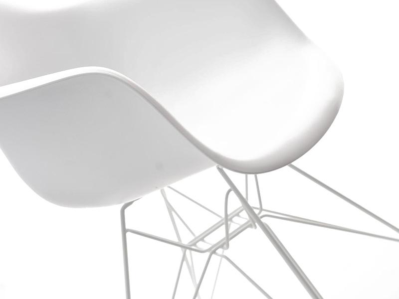 Krzesło z tworzywa z podłokietnikami MPA ROD białe.