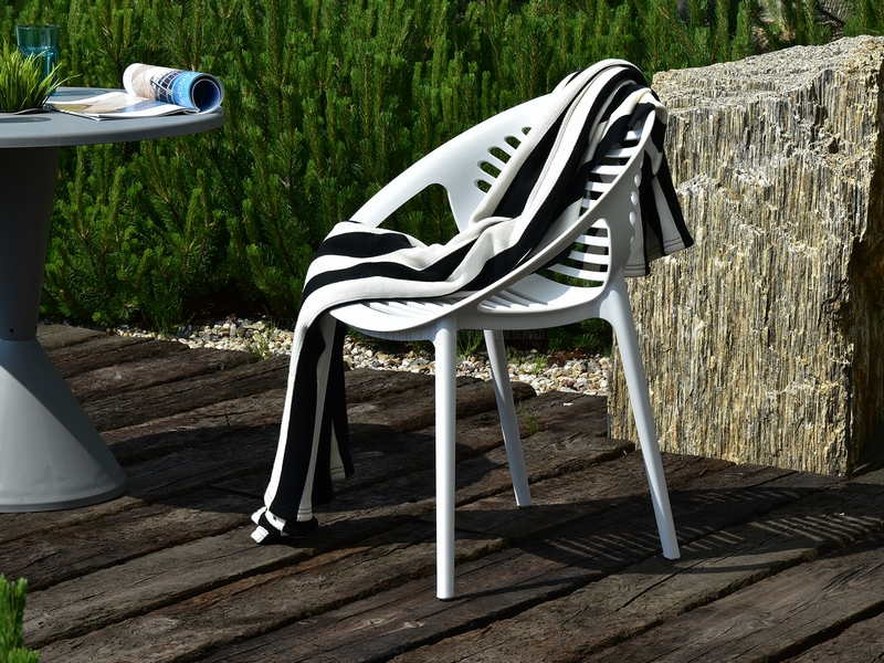 Krzesło ażurowe z tworzywa na taras BORIA białe