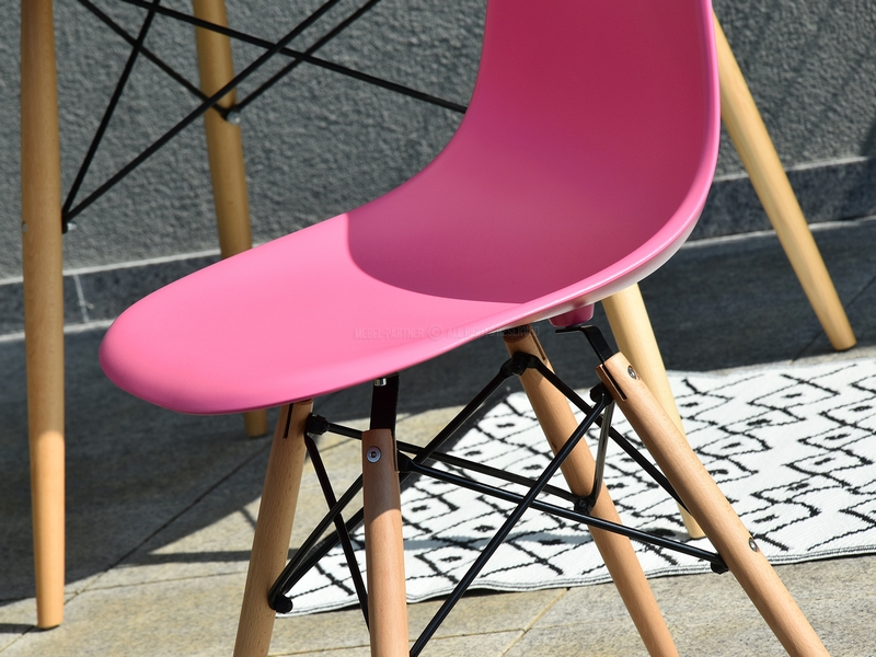 Krzesło MPC WOOD różowe z bukową podstawą - zbliżenie na siedzisko.
