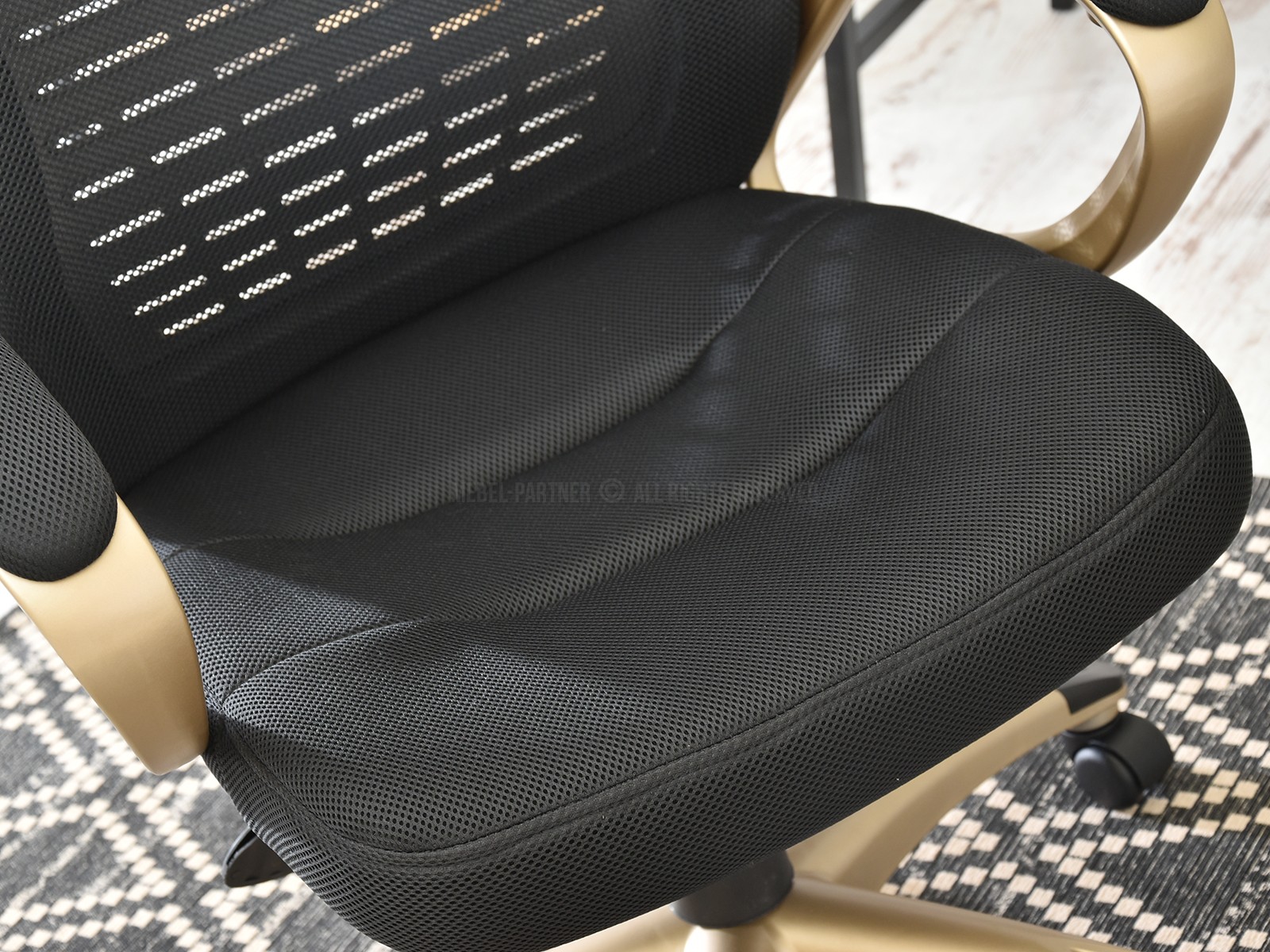 Nowoczesny czarny fotel mesh ze złotymi dodatkami RIND - podstawa