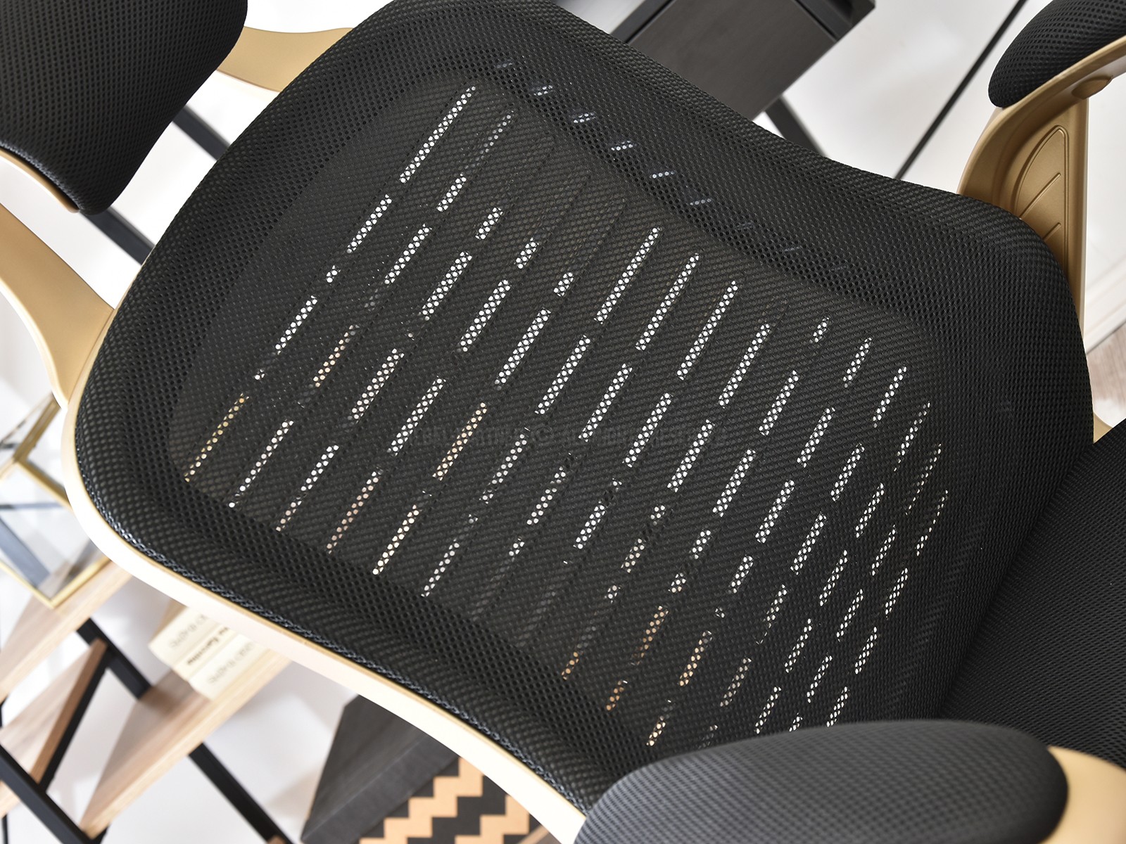 Nowoczesny czarny fotel mesh ze złotymi dodatkami RIND - ciekawa bryła