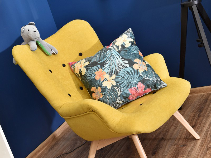Nowoczesny fotel w angielskim stylu FLORI żółty - profil