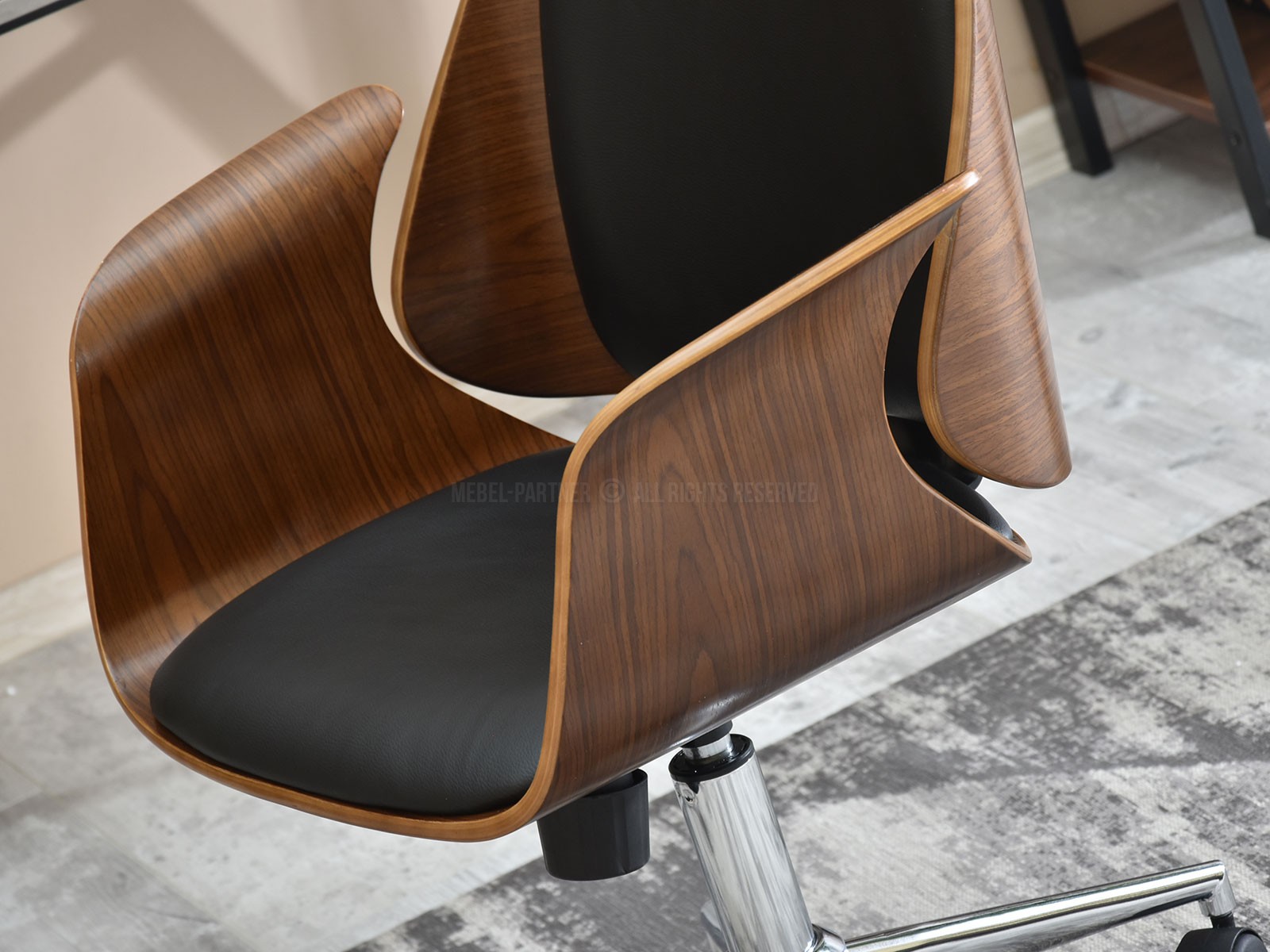 Fotel biurowy ENRIC ORZECH-CZARNY drewniny obrotowy - wygodne siedzisko
