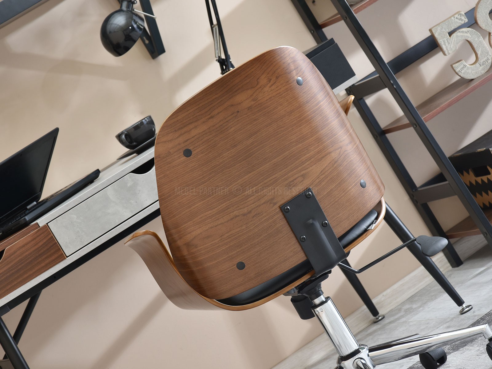 Fotel biurowy ENRIC ORZECH-CZARNY drewniny obrotowy - widok z boku w aranżacji