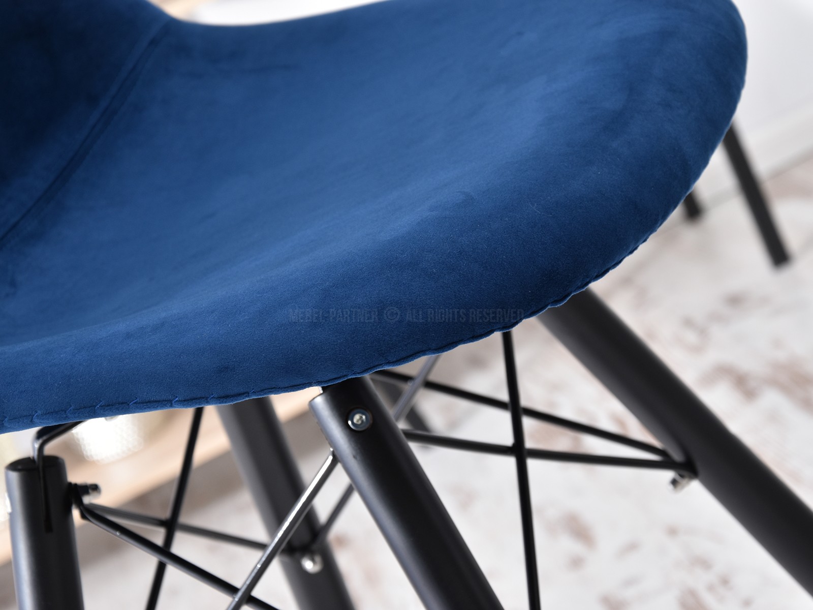 Krzesło barowe EPS WOOD TAP GRANAT welur - drewno czarne - metalowy podnóżek