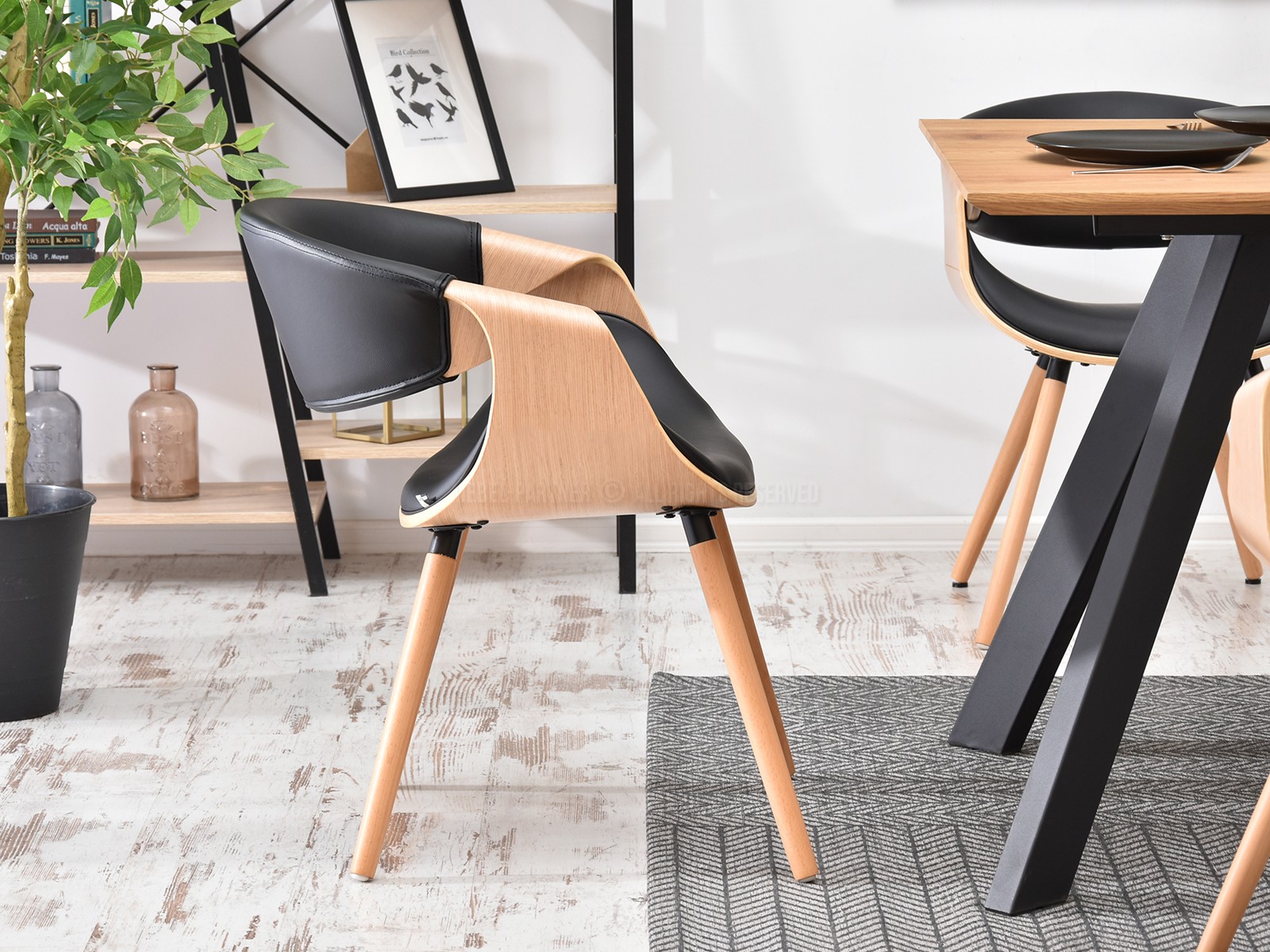 Krzesło BENT z dębowego drewna giętego i czarnej skóry eko - profil krzesła w aranżacji