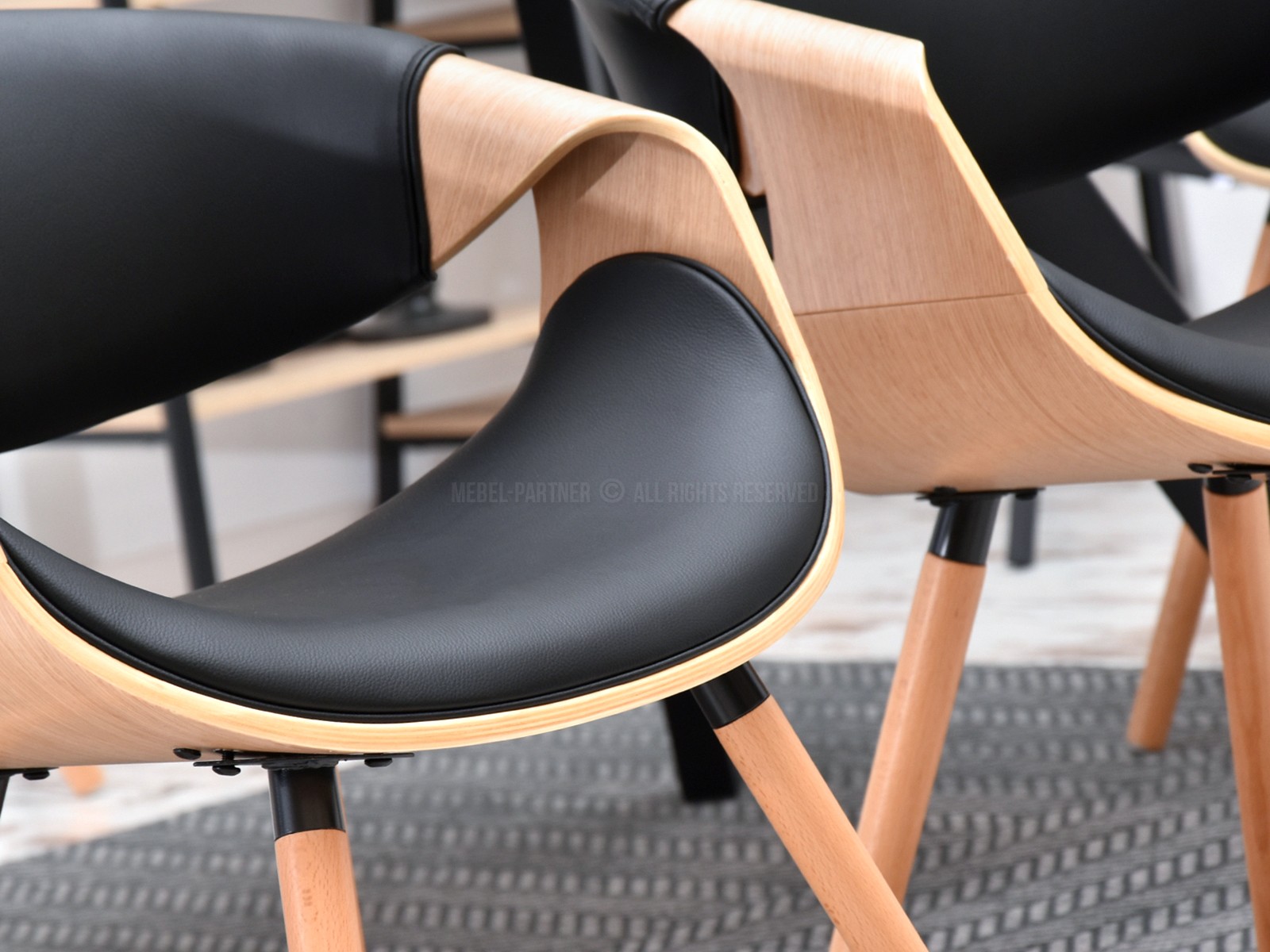 Krzesło BENT z dębowego drewna giętego i czarnej skóry eko - tapicerowany tył siedziska