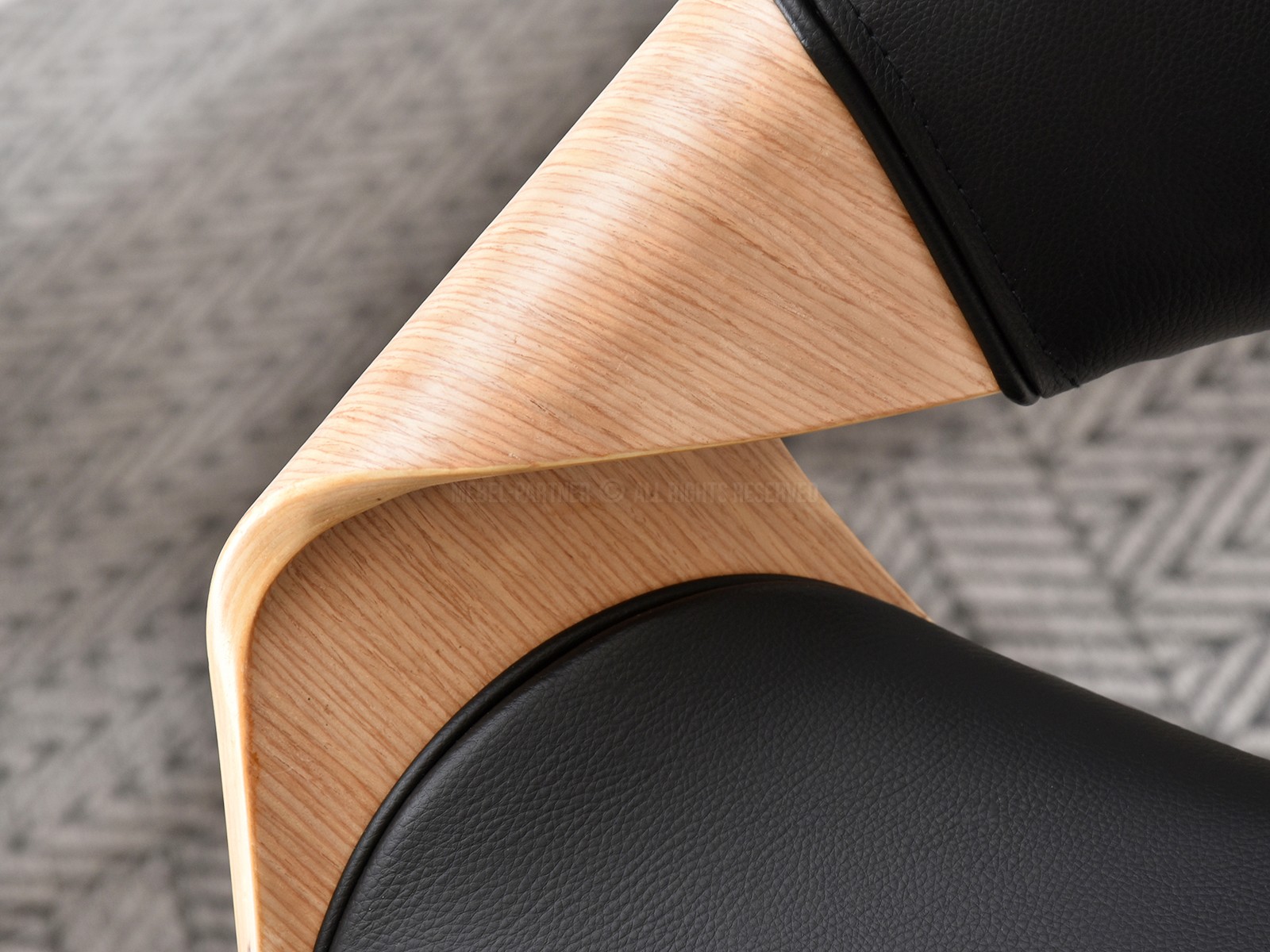 Krzesło BENT z dębowego drewna giętego i czarnej skóry eko - stylowa bryła krzesła