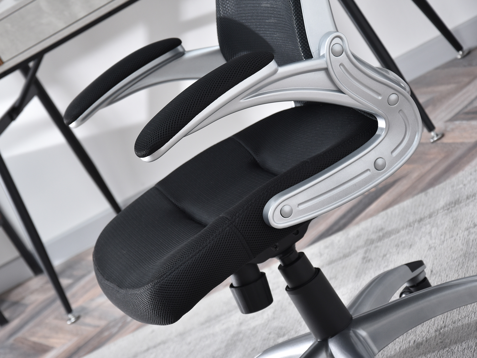 Fotel biurowy LUPO czarna tkanina mesh + srebrne tworzywo - w aranżacji z biurkiem BODEN, regałami GEFION i dywanem GEO
