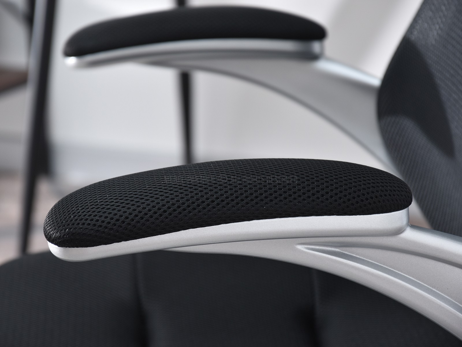 Fotel biurowy LUPO czarna tkanina mesh + srebrne tworzywo - ergonomiczne siedzisko