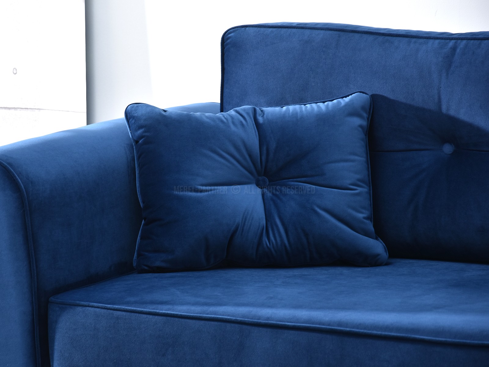 Sofa welurowa BLINK GRANATOWA rozkładana z poduchami - w aranżacji z regałem BERG i stolikiem KODIA S