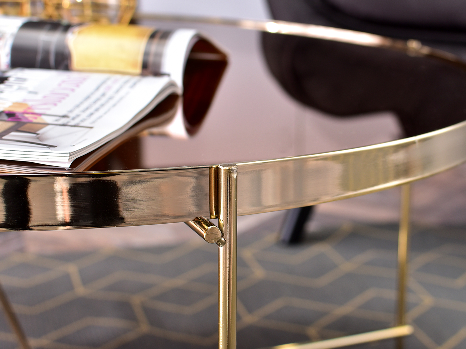 Okrągły stolik IBIA XL ZŁOTY glamour z brązowym szkłem - charakterystyczne detale