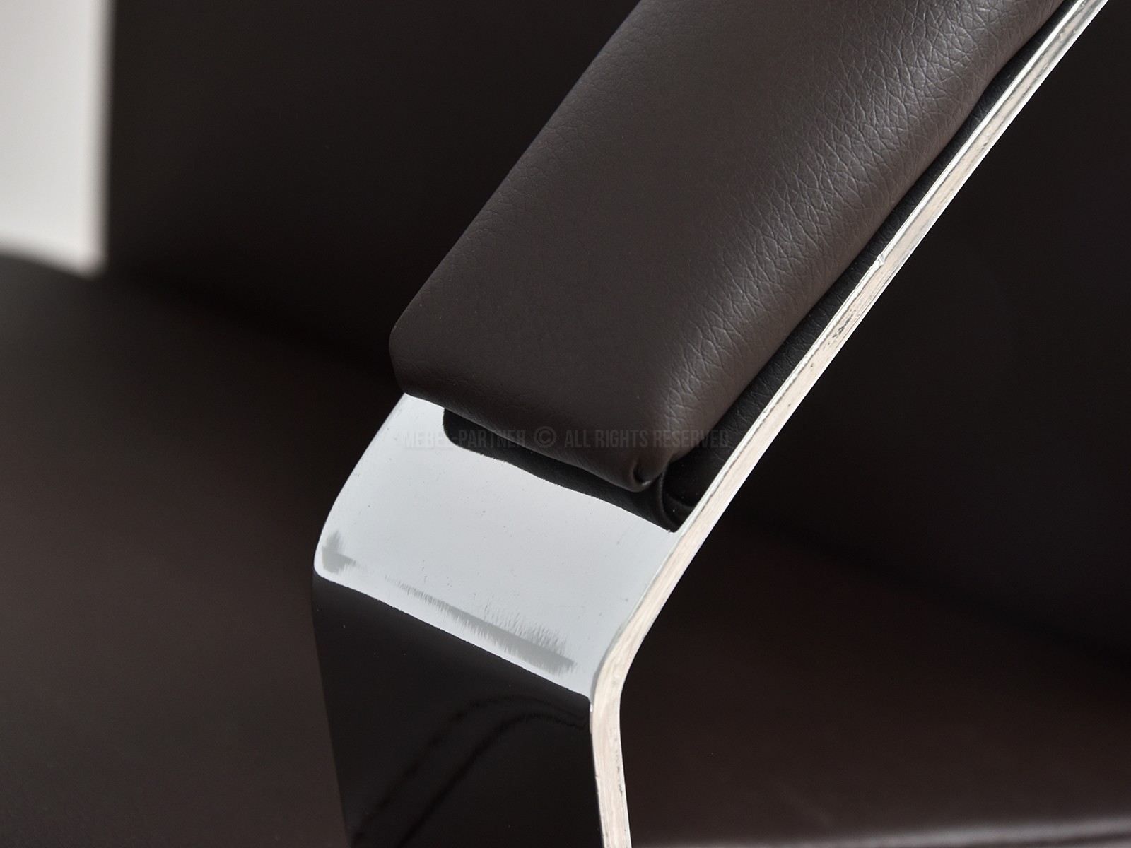 Fotel biurowy BOND BRĄZOWY ze skóry z ergonomicznym oparciem - charakterystyczne detale